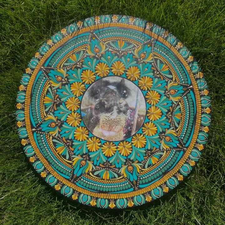 Ronde mandala in turquoise, groen en oker rond een foto van een alpaca