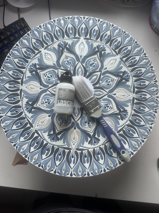 Grote witte ronde mandala in grijsblauw en parelmoer