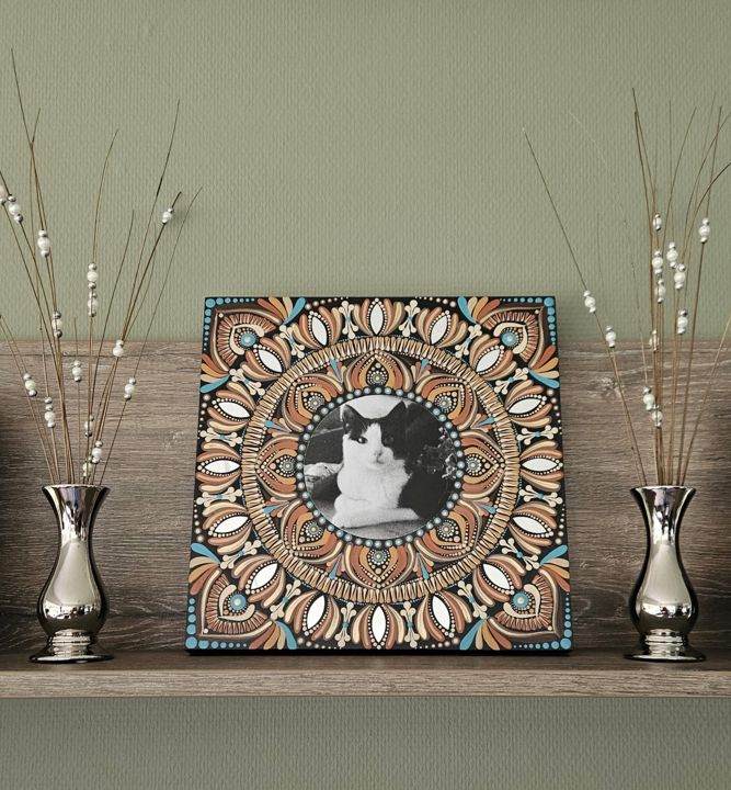 Vierkant zwart paneel met mandala in koper en turquoise rond een zwart-witfoto van een kat