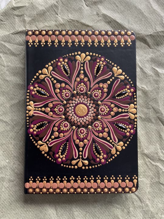 Zwart notitieboek met mandala in bordeaux, roze en goud