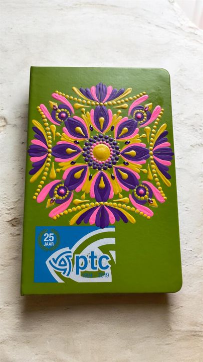 Groen relatiegeschenk-notitieboek met paars, roze en gele mandala